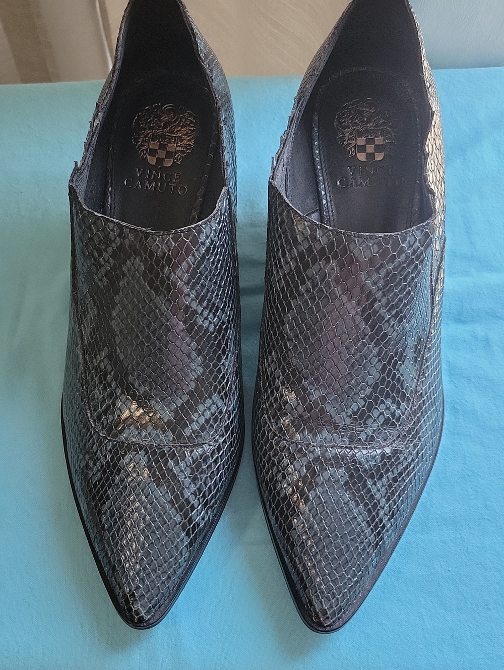 🌷 Vince Camuto Women's Pointed Toe Snake-Embossed Slip-On Shoes Size 11M